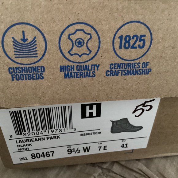 NIB Clarks Ankle Boots size  9.5 W - Picture 5 of 5